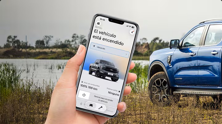 Comando remotos Una mano sosteniendo un celular con la app abierta de Ford
