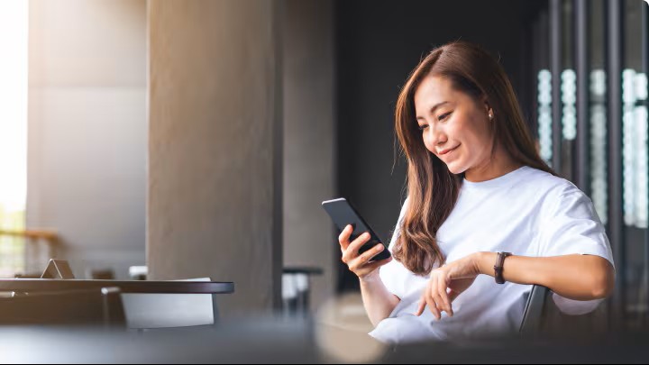 Agendamiento Online Ford Una mujer agendando su cita online en Ford