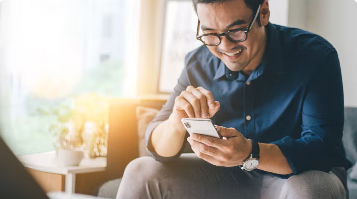 Información sobre tu Ford Un hombre usando la app Ford