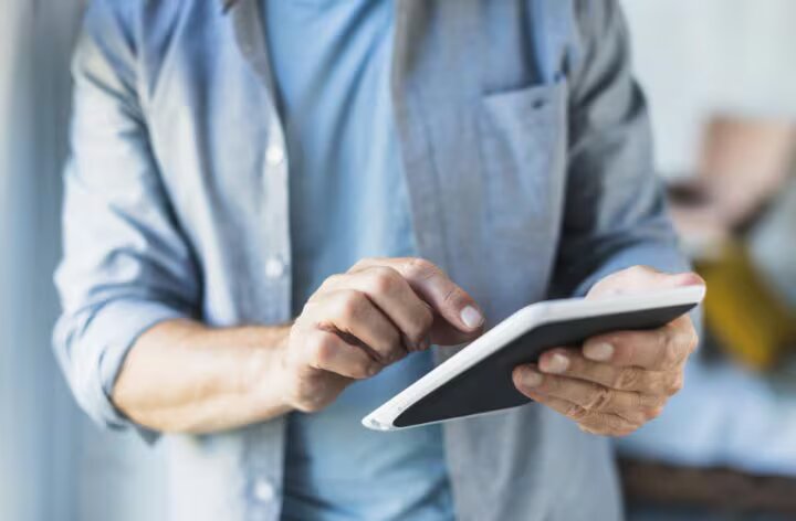 Tutoriales Ford Un hombre entrando a la página de Guía 360