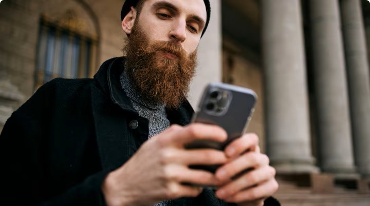 Ubicación en tiempo real Un hombre usando la app Ford en su celular