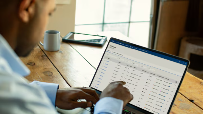 Hombre utilizando una computadora