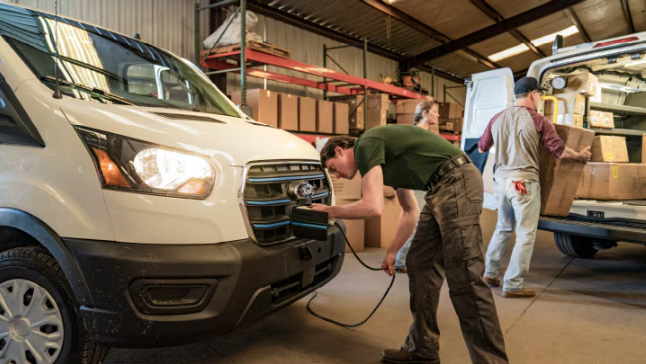 Trabajador de servicio revisando un vehículo