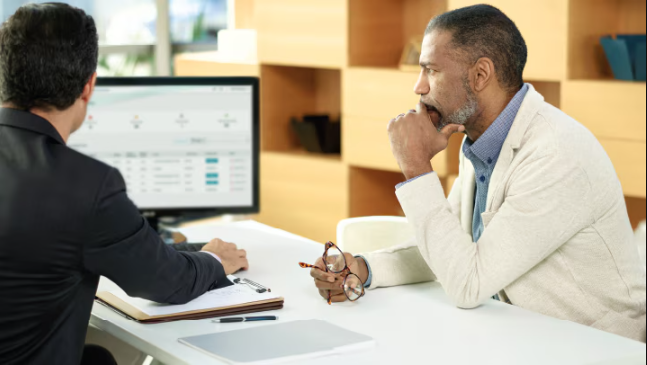 Trabajador de Ford atentiendo a un cliente