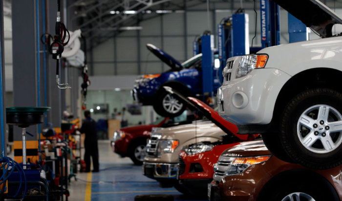 Diferentes vehículos Ford en un taller