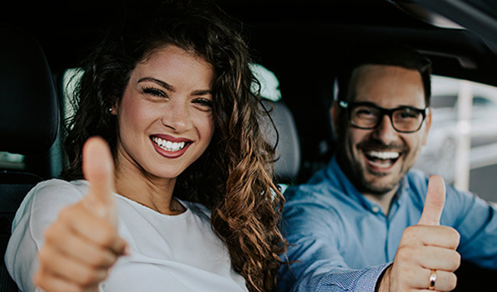 Familia muy feliz y satisfecha después de recoger su carro en el taller Ford