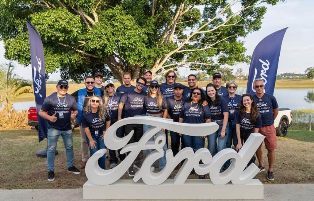 Grupo de pessoas em evento Ford Experience Econorte