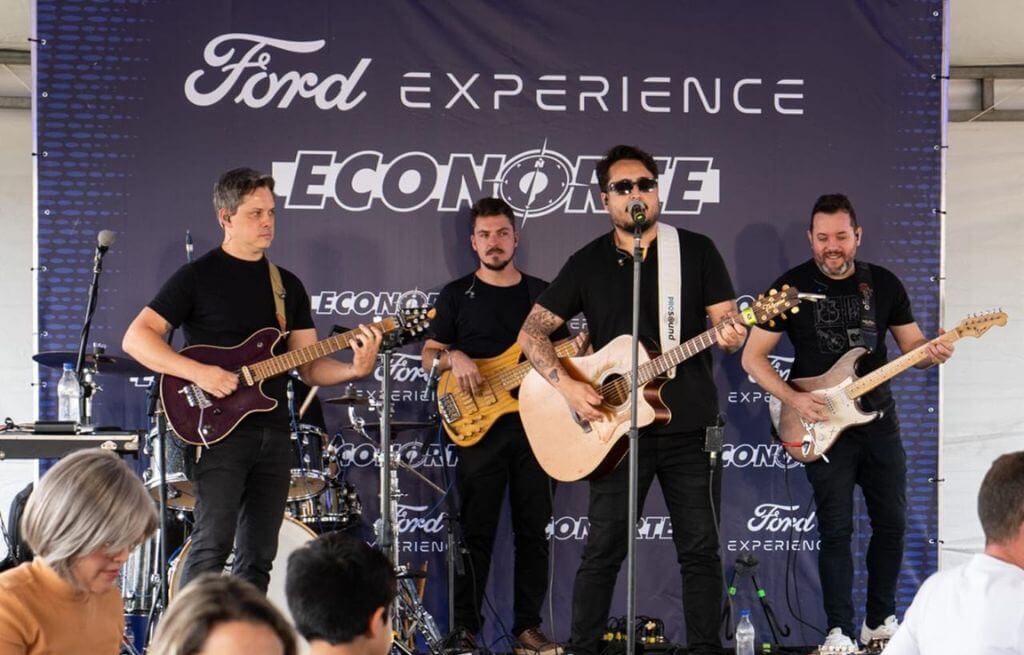 Grupo musical masculino em evento Ford Experience Econorte