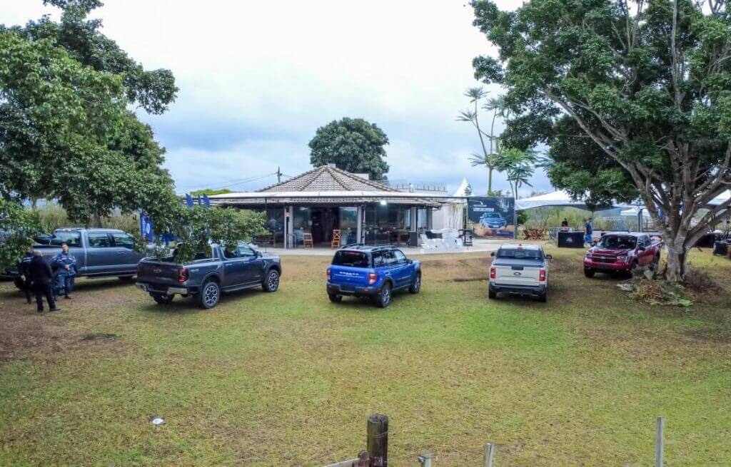 Picapes e SUVs Ford em ambiente campestre