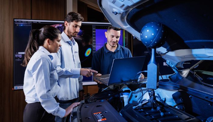 Equipe Ford Academy Tatuí em Ação Funcionários Ford Academy analisando automóvel