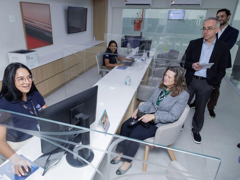 Funcionárias Ford em atendimento o cliente