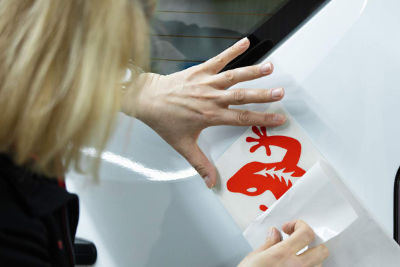Fahrzeugbeschriftung Fahrzeug wird beschriftet