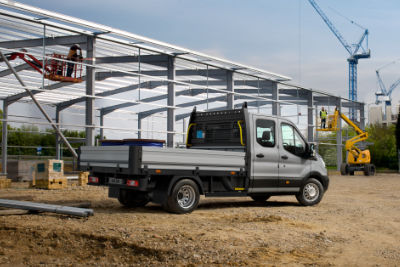 Fahrzeug parkt mit Dachtransport