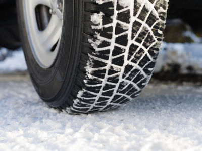 Winterreifen im Schnee