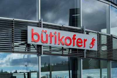 Unsere Standorte Bütikofer Logo auf Gebäude