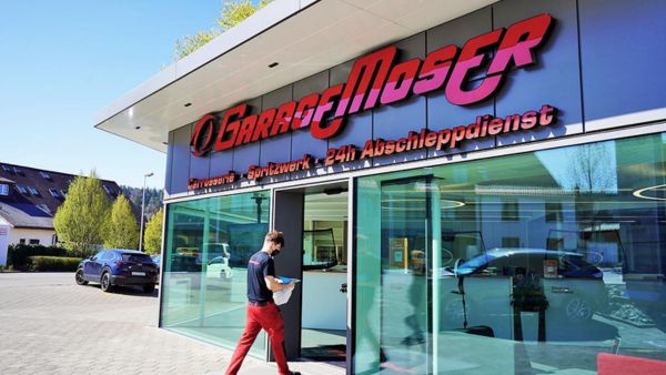 Eingang Garage Moser Eingang mit rotem Logo der Garage