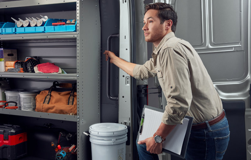 Mann beginnt die Inspektion eines Ford Transit