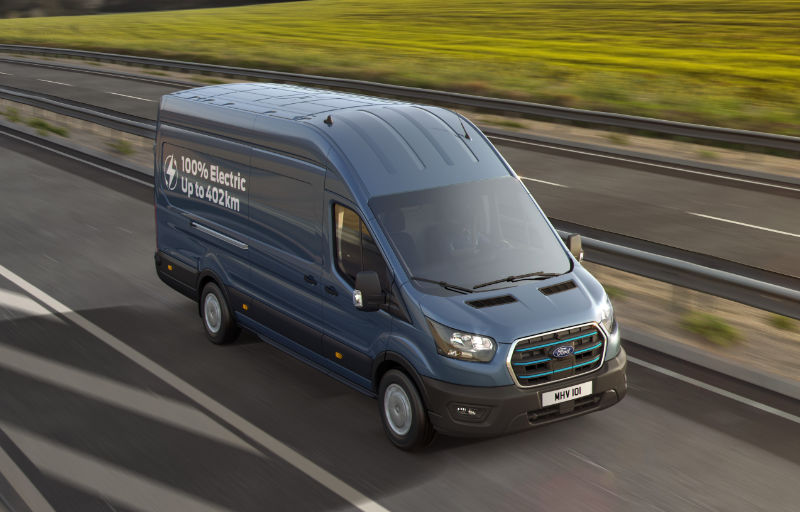 Ford E-Transit fährt auf Strasse