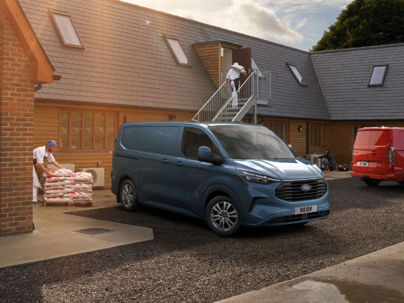 Ford Transit Custom vor Haus Lieferung