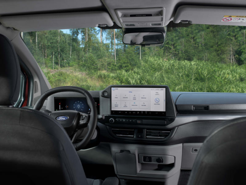 Dashboard mit Touchscreen und Lenkrad