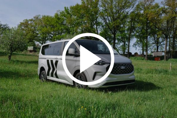 Link öffnet sich in neuem Fenster und spielt Video über den Tourneo Custom Level 2 Titanium ab