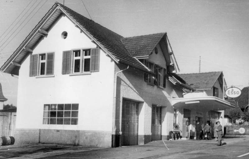 Garage Anfänge Bild schwarz weiß