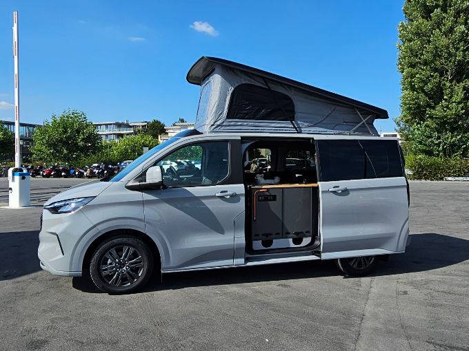 Tourneo Custom Seitenansicht mit offerner Tür