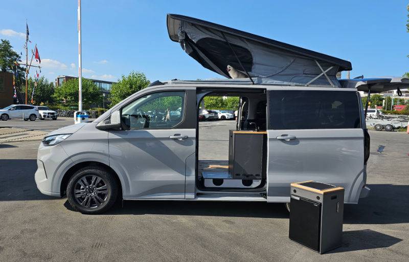 vanexxt Ford Tourneo Custom V710 auf Parkplatz