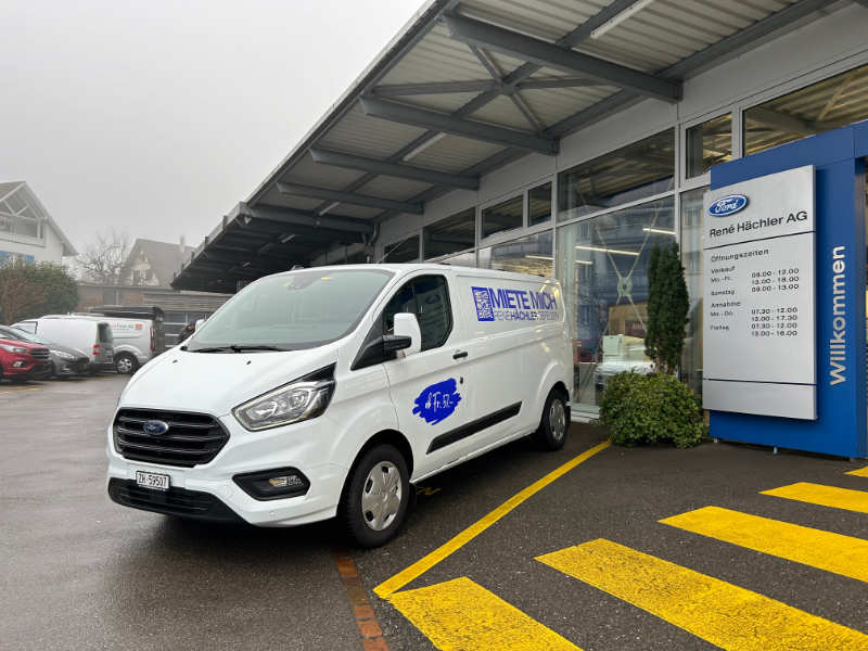 Weisser Kastenwagen parkt vor Garage Hächler