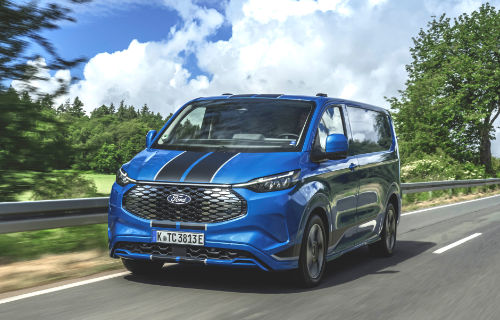 Blauer Ford E-Transit Custom auf Strasse