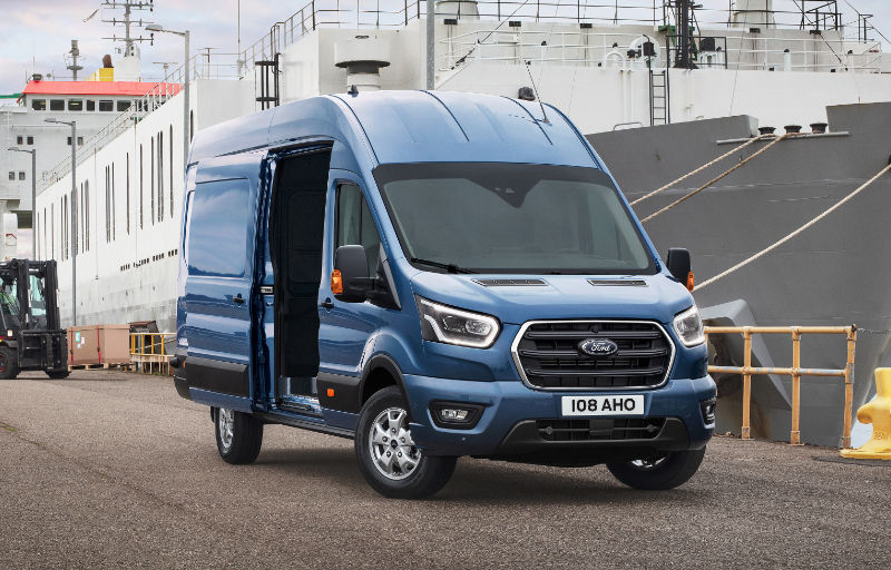 Ford Transit steht am Hafen