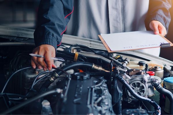 Offene Stellen Mechaniker inspiziert Motor eines Fahrzeugs