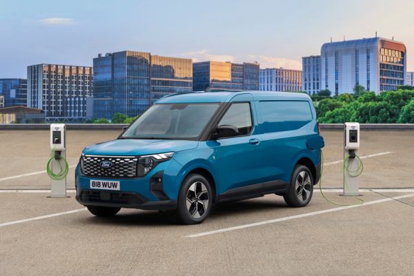 Ford E-Transit Courier wird auf offenem Parkplatz aufgeladen