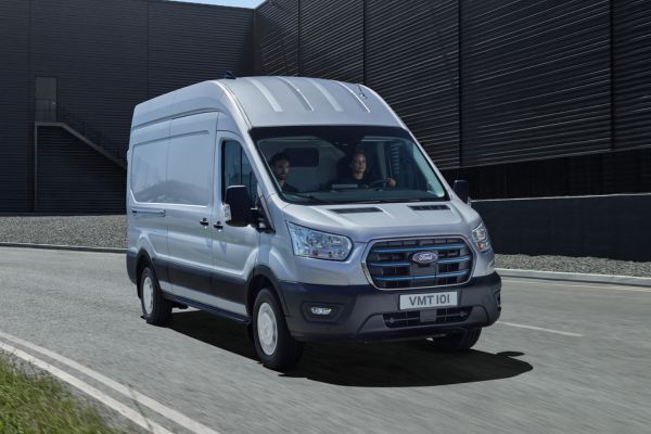 Ford E-Transit auf Autobahn