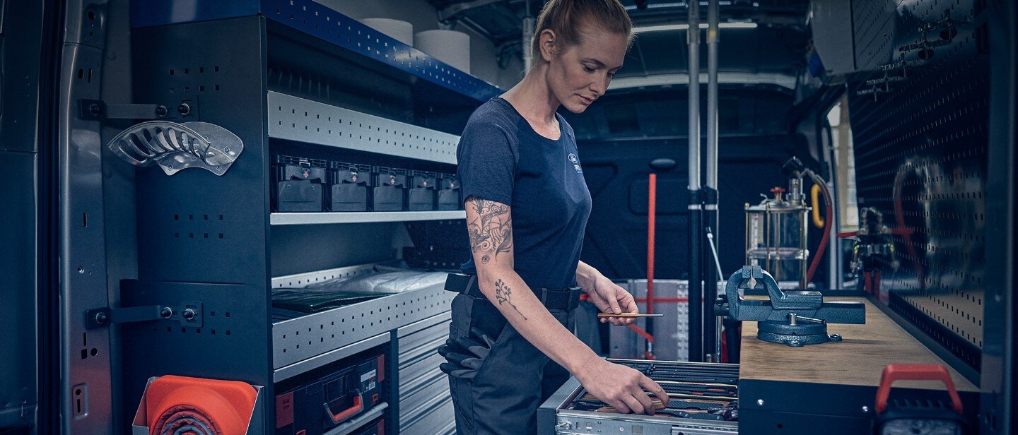 Frau in Werkstatt mit Utensilien