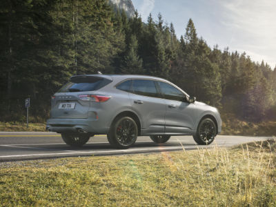 Ford Kuga auf Landstrasse