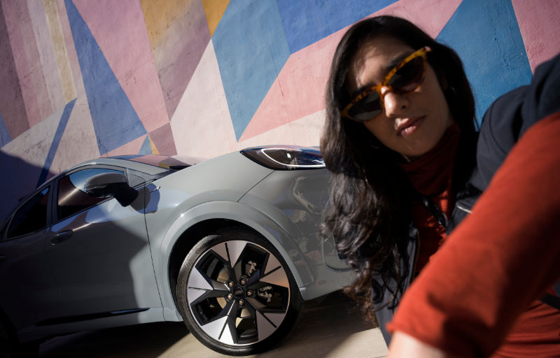 Der neue Puma mit buntem Hintergrund