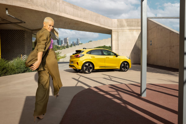 Ford Puma Gen-E in der sonnigen Stadt