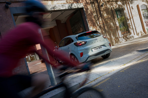 Ford neuer Puma in Seitenstrasse mit Fahrrad