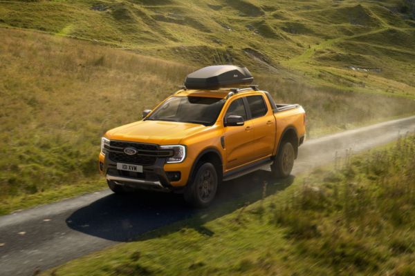 Der Ford Ranger gelb unterwegs auf Strasse in Hügellandschaft