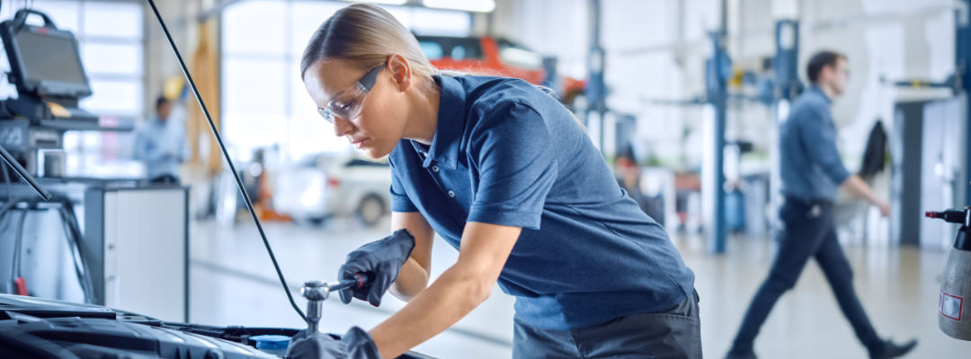 Offres d'emploi Mécanicien tenant des outils