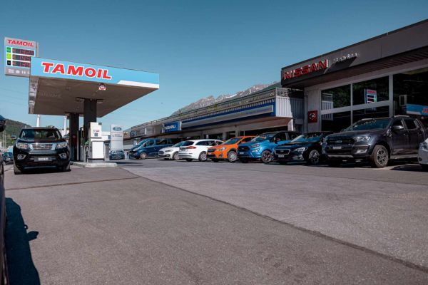 Parkplatz der Garage mit Blick auf Eingang der Werkstatt