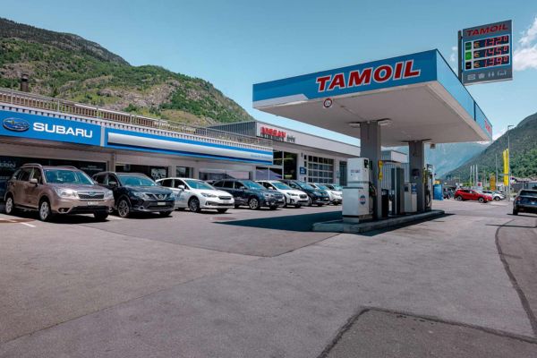 Zufahrt der Garage mit Blick auf Tamoil-Tankstelle