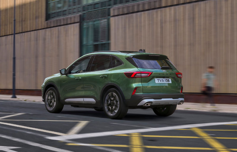 Grüner Ford Kuga fährt durch Stadt