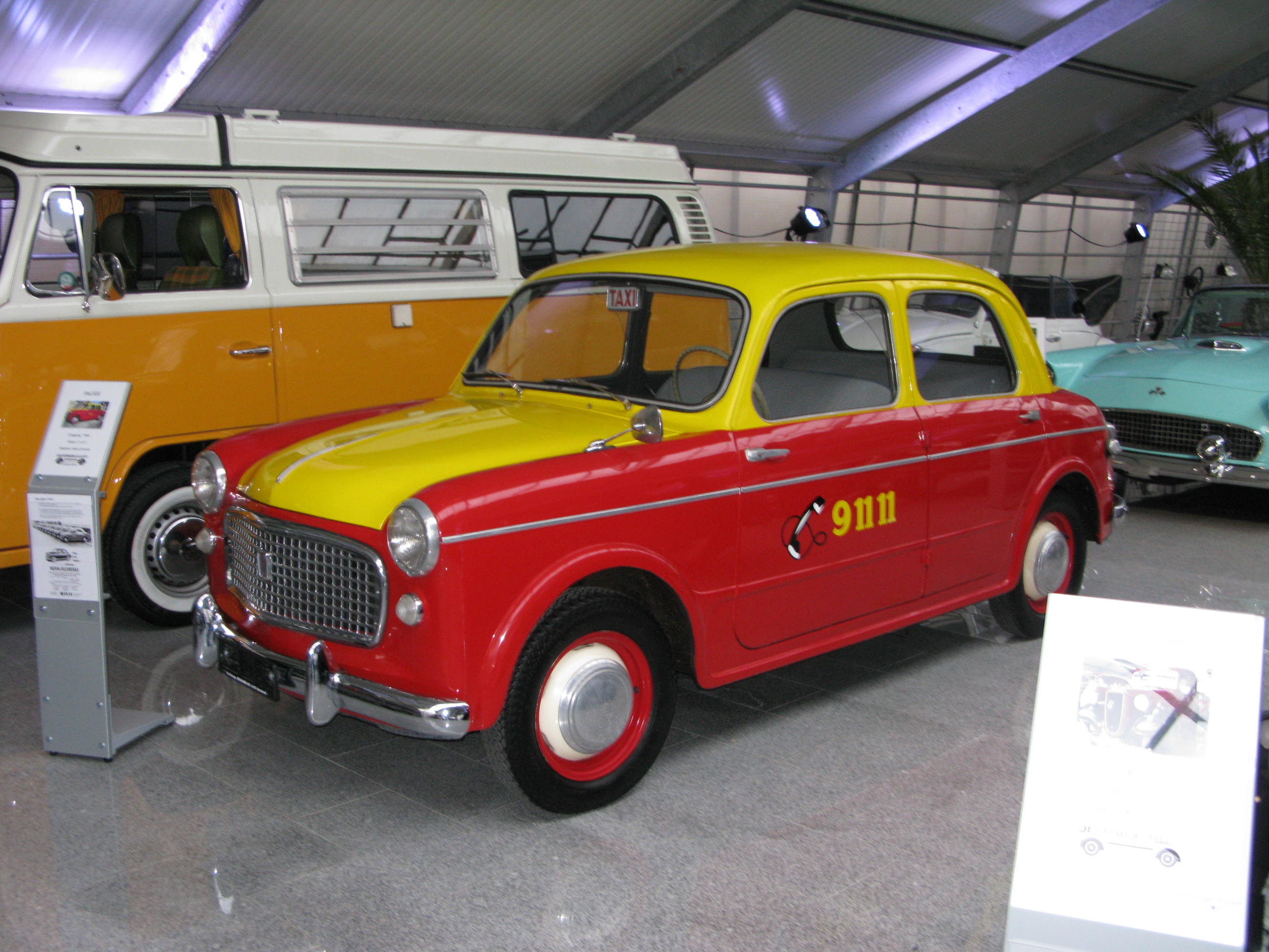 Oldtimer-Galerie Auto rot gelb