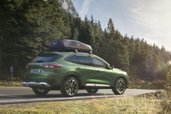 Ford Kuga con accessori Ford Kuga su strada con gli accessori per il tetto