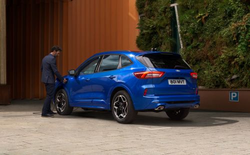 Ford Kuga blu in fase di ricarica