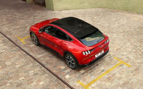 La Ford Mustang Mach-E rossa attraversa la città