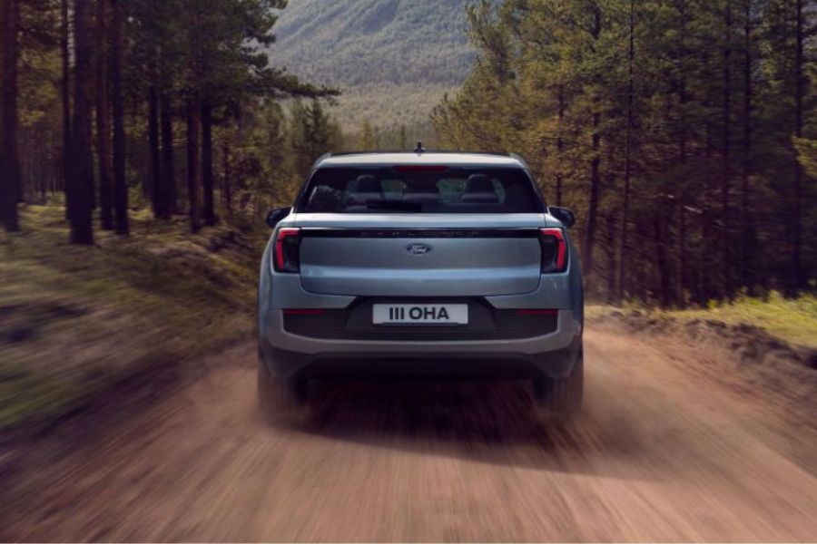 Ford Explorer in Waldlandschaft