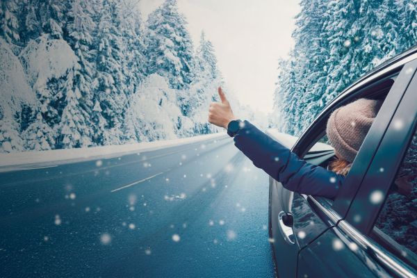 Frau im Auto Winterlandschaft